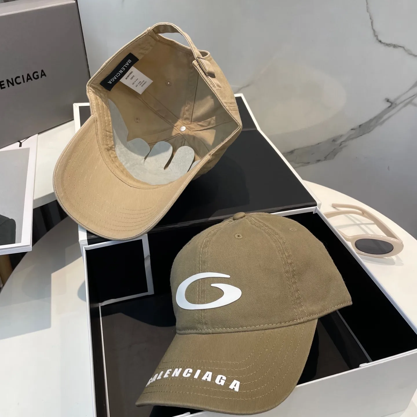 P60 BALENCIAGA 🆕Spring style new personalized baseball cap, high quality and excellent breathability, suitable for all seasons, high-value fashion item! Same style for men and women
