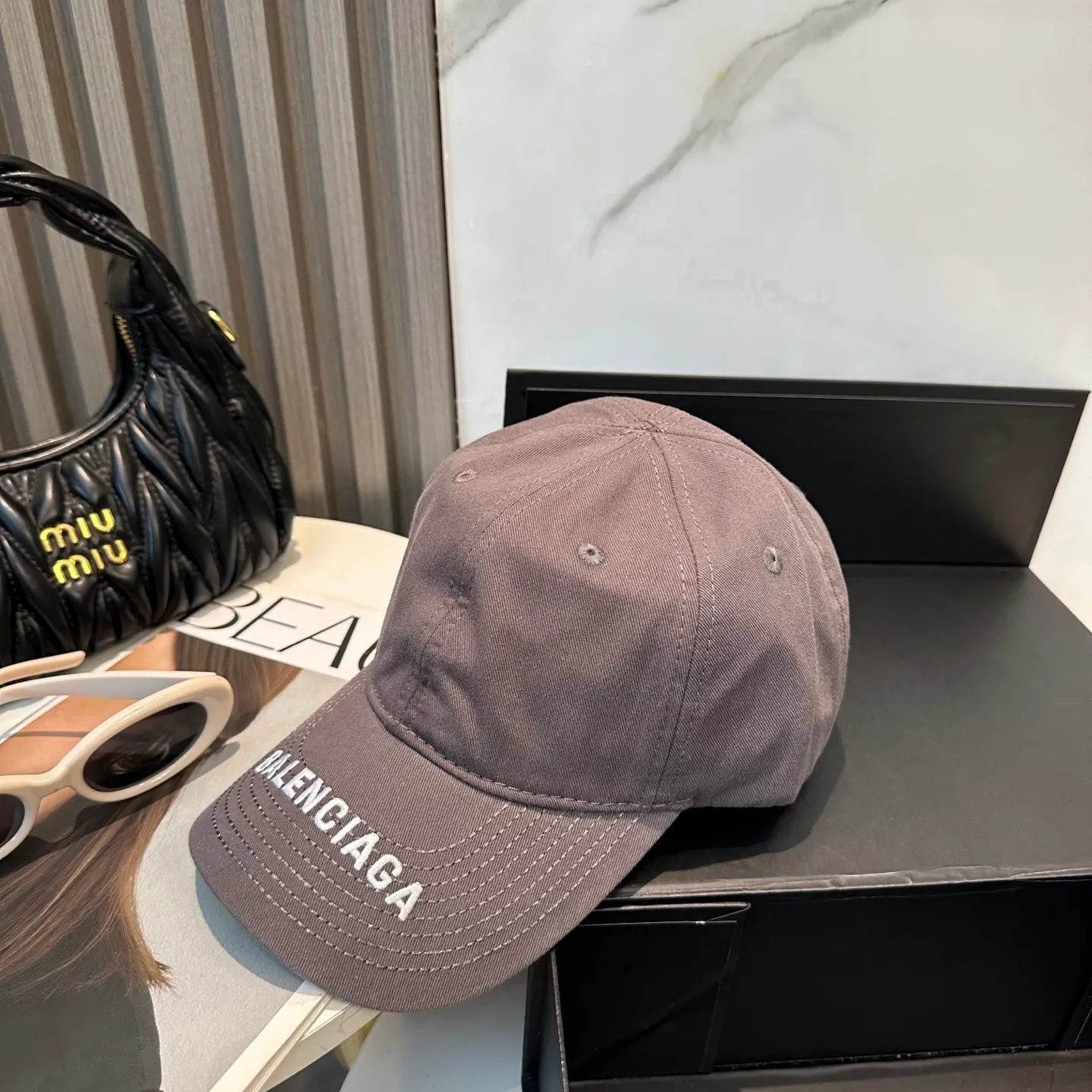 P56 Balencia*a Balenciaga's new baseball cap, ready for delivery in seconds 🧢Simple, fashionable, super invincible and beautiful hat! Couple style! The advantages of the original product compared to other hats,