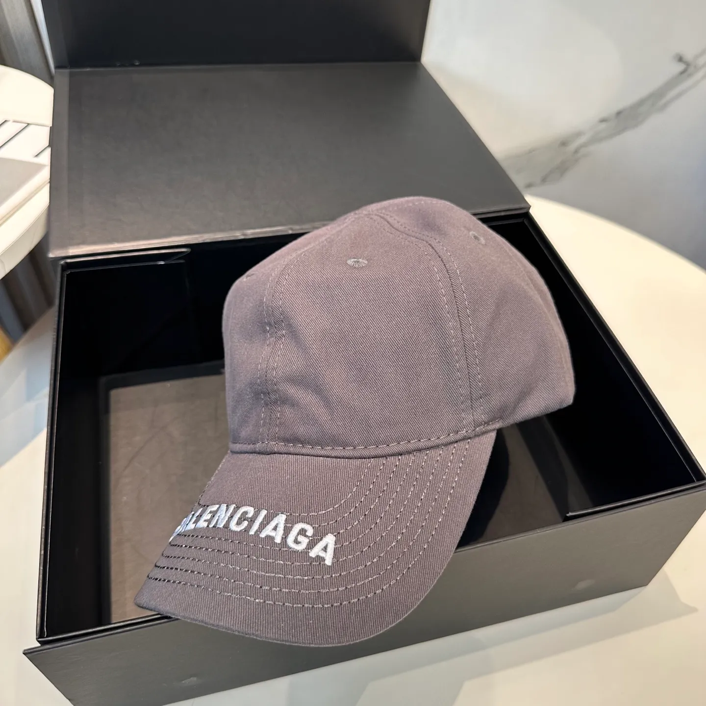 P56 Balencia*a Balenciaga's new baseball cap, ready for delivery in seconds 🧢Simple, fashionable, super invincible and beautiful hat! Couple style! The advantages of the original product compared to other hats,