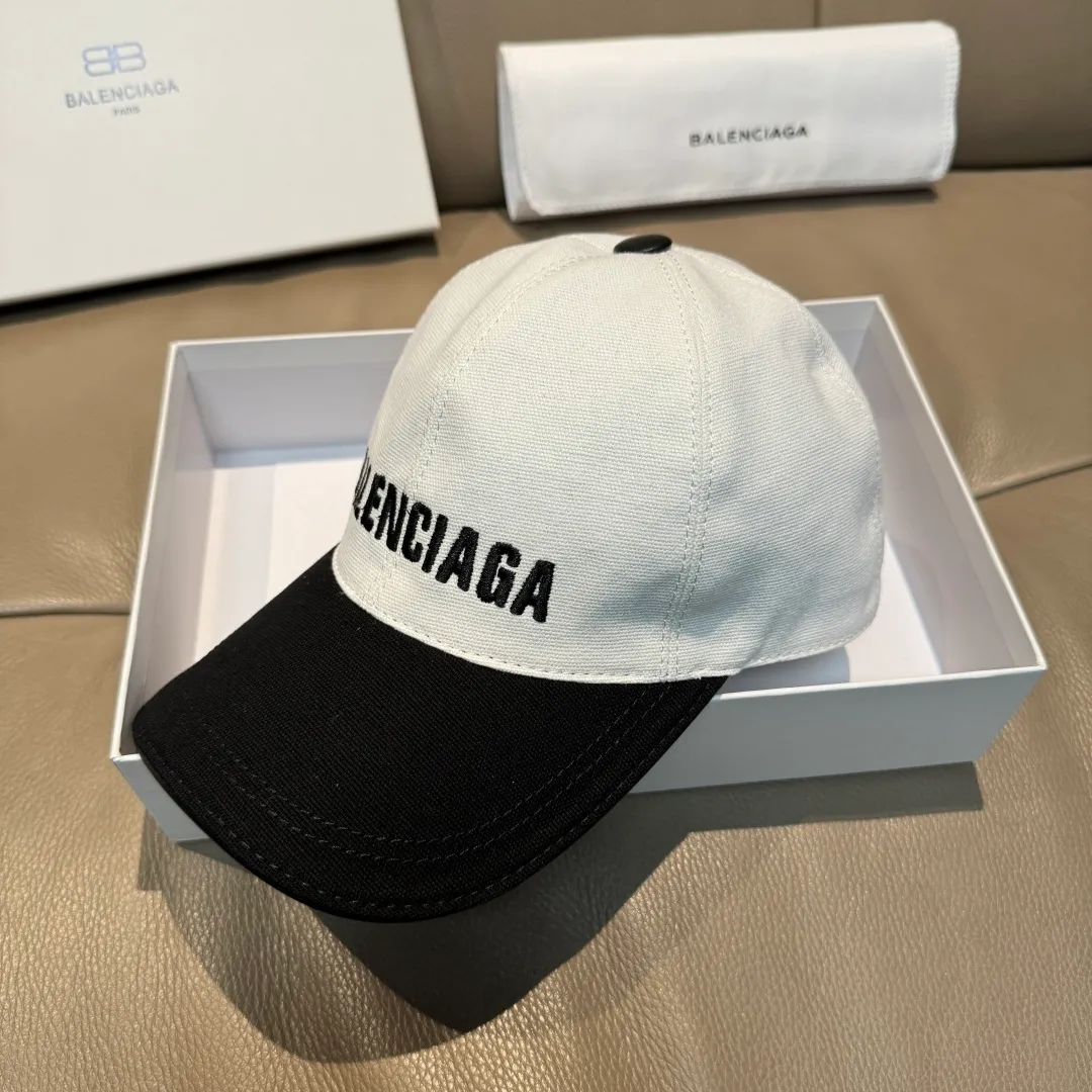 P150 new model shipped, Balenciaga's new original baseball cap, black and white color matching, 1:1 mold customization, new three-dimensional embroidery, exquisite and flawless! Original canvas fabric + first-layer cowhide, meticulous workmanship, original factory quality, exclusive physical photography.