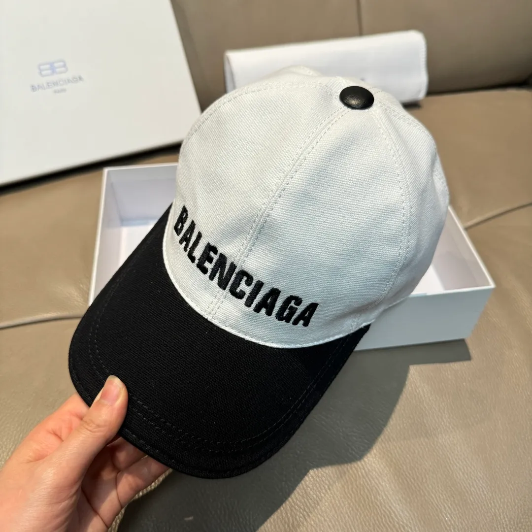 P150 new model shipped, Balenciaga's new original baseball cap, black and white color matching, 1:1 mold customization, new three-dimensional embroidery, exquisite and flawless! Original canvas fabric + first-layer cowhide, meticulous workmanship, original factory quality, exclusive physical photography.
