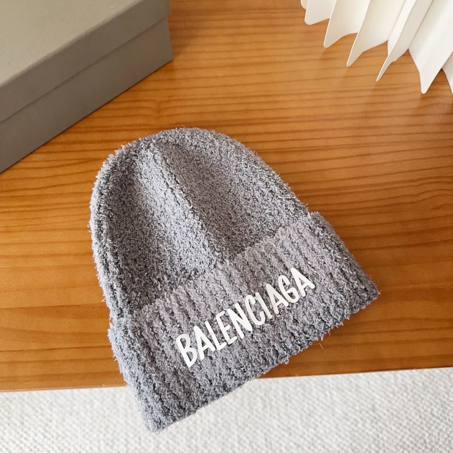 💰60 Balenciaga knitted cold hat brick cabinet new style! It became popular on Xiaohongshu as soon as it was put on the shelves~ First released on the whole network, matching color and version. The first batch of goods is sufficient, so hurry up and get it.