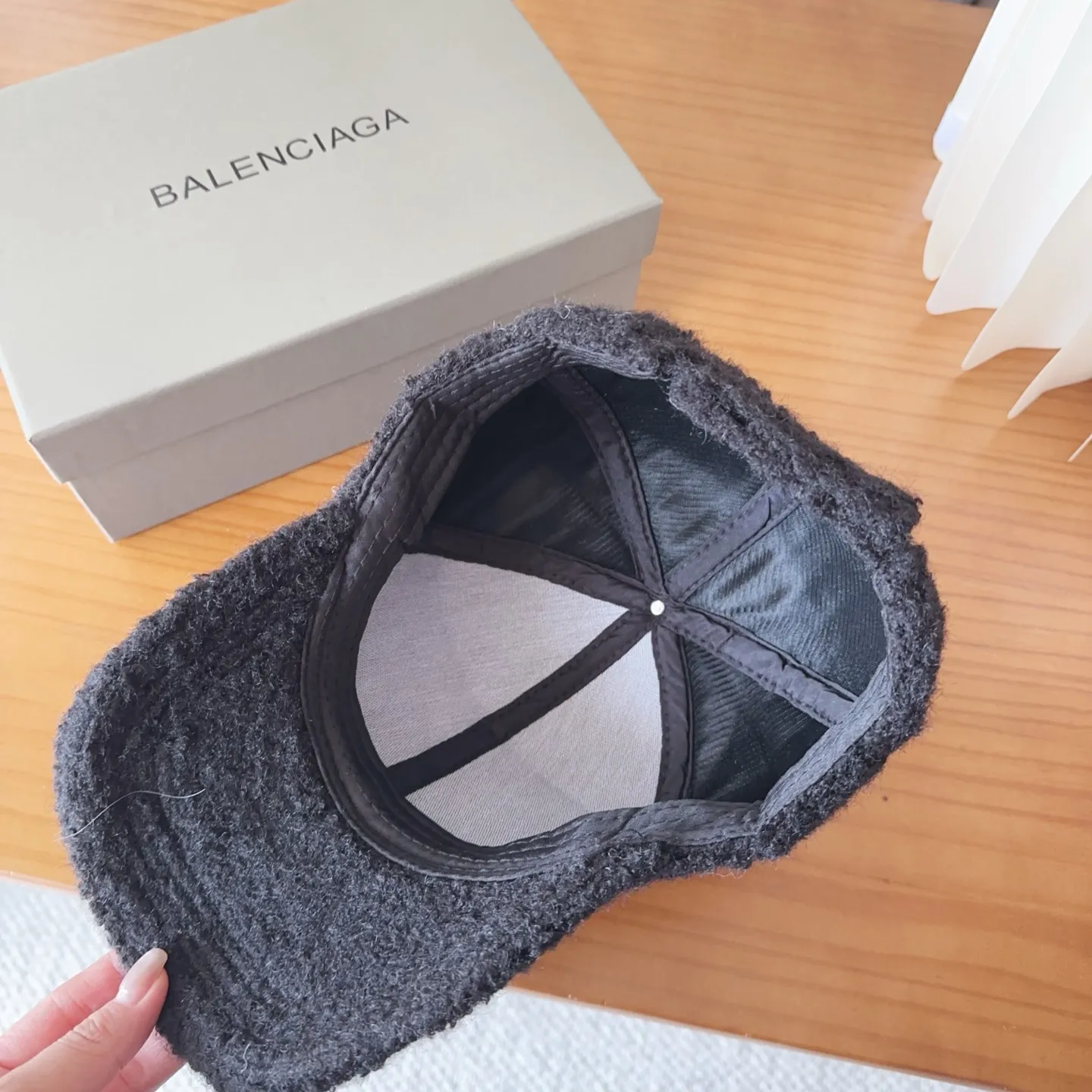 🉐️110 Balenciaga* baseball cap, classic trendy and cool style, so nice👍😍 It’s so good-looking that you don’t need it 😉 Huge-proof ❗️Versatile, ❗️Big enough to show off your face 😉