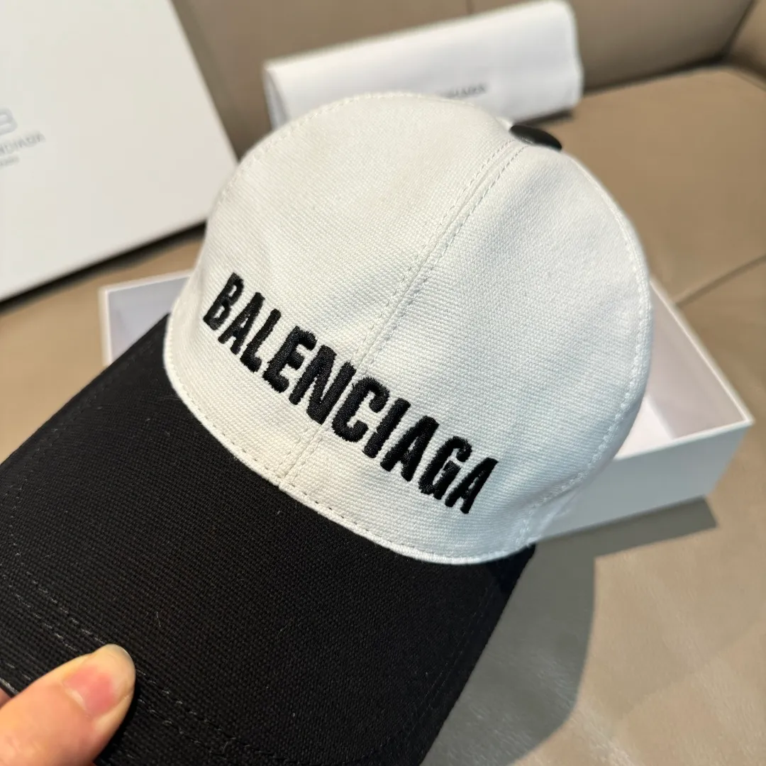 P150 new model shipped, Balenciaga's new original baseball cap, black and white color matching, 1:1 mold customization, new three-dimensional embroidery, exquisite and flawless! Original canvas fabric + first-layer cowhide, meticulous workmanship, original factory quality, exclusive physical photography.
