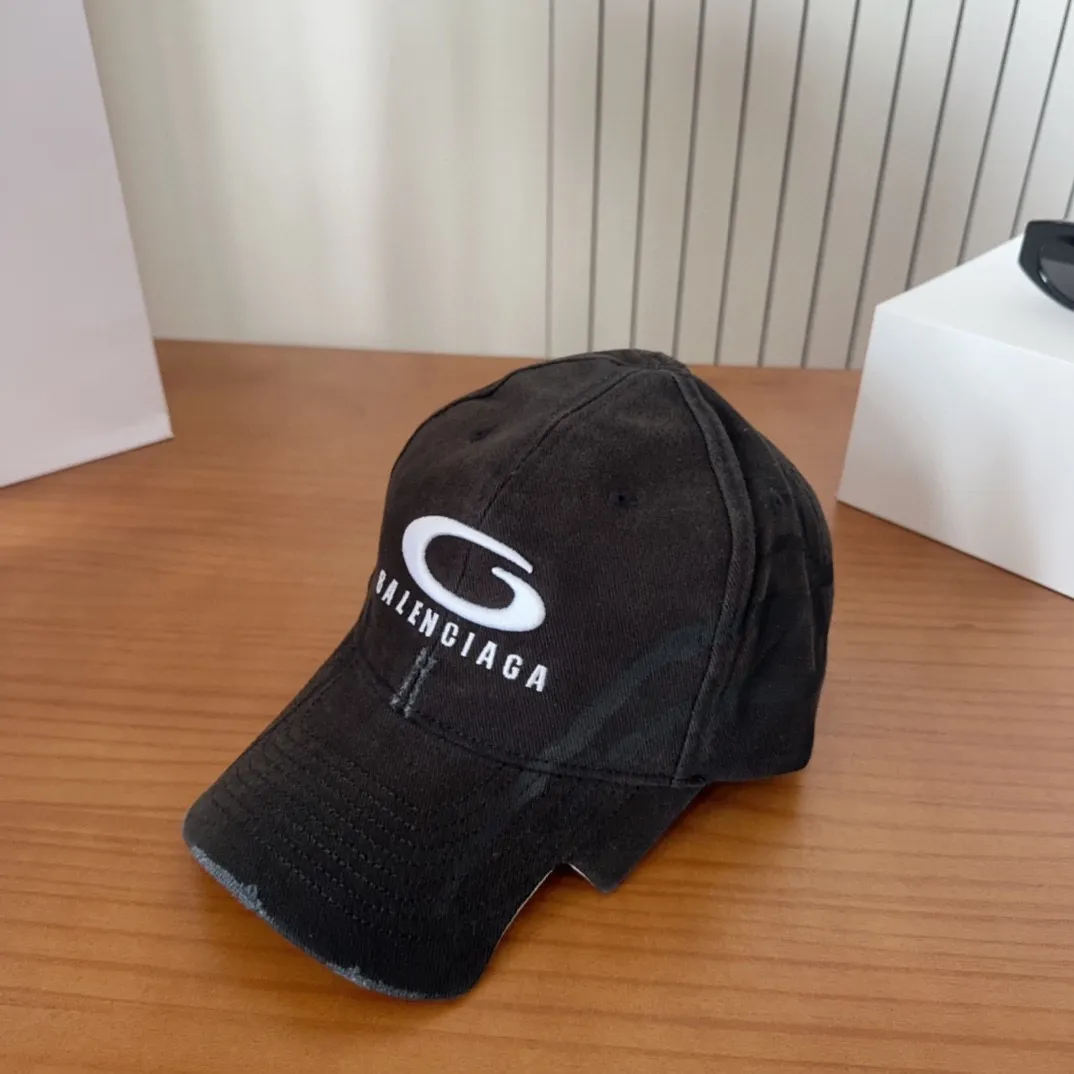 💰70 New Balencia*a new baseball cap with embroidered letters from Balenciaga, ready for delivery in seconds🧢Simple, fashionable, super invincible and beautiful hat! Couple style!