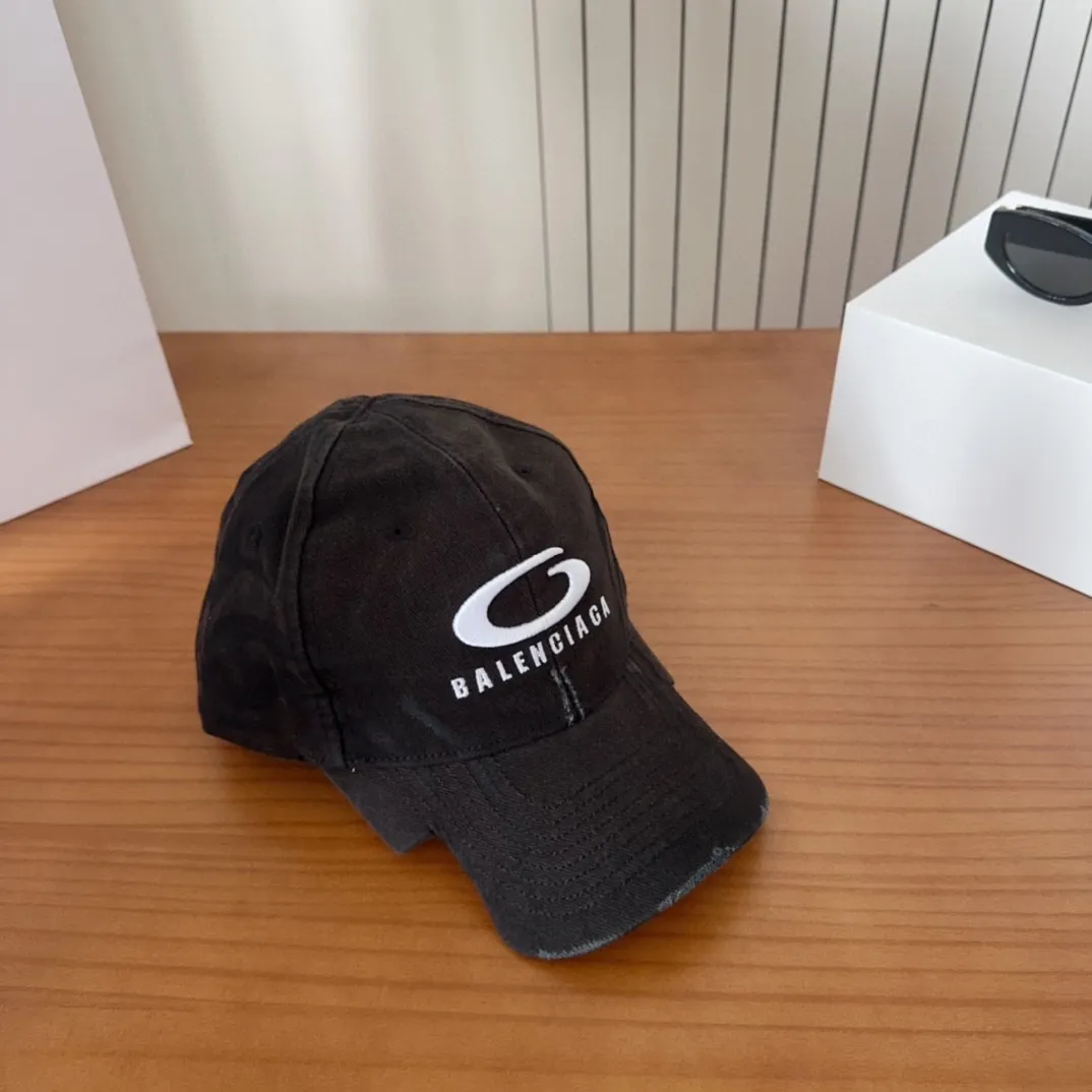 💰70 New Balencia*a new baseball cap with embroidered letters from Balenciaga, ready for delivery in seconds🧢Simple, fashionable, super invincible and beautiful hat! Couple style!