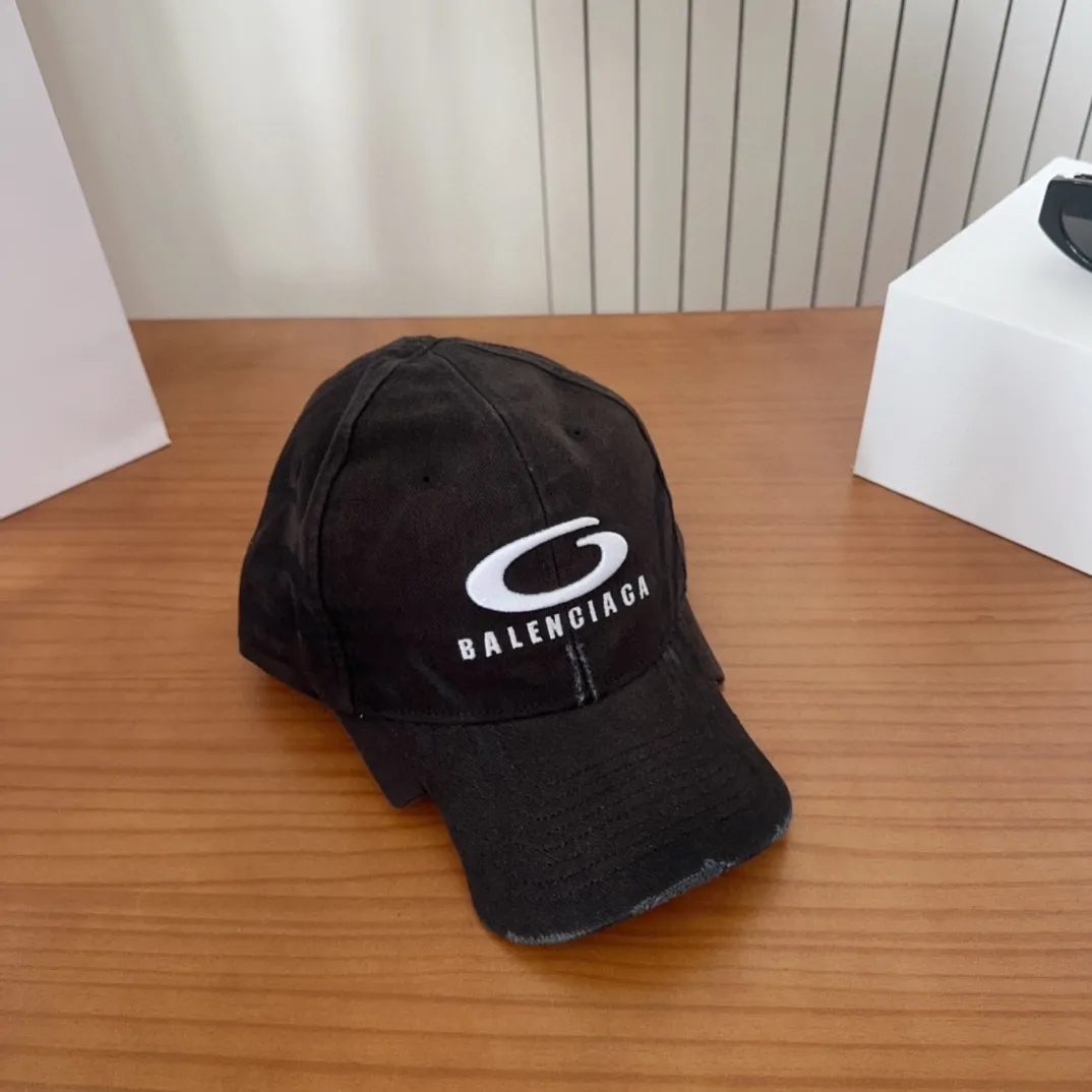 💰70 New Balencia*a new baseball cap with embroidered letters from Balenciaga, ready for delivery in seconds🧢Simple, fashionable, super invincible and beautiful hat! Couple style!