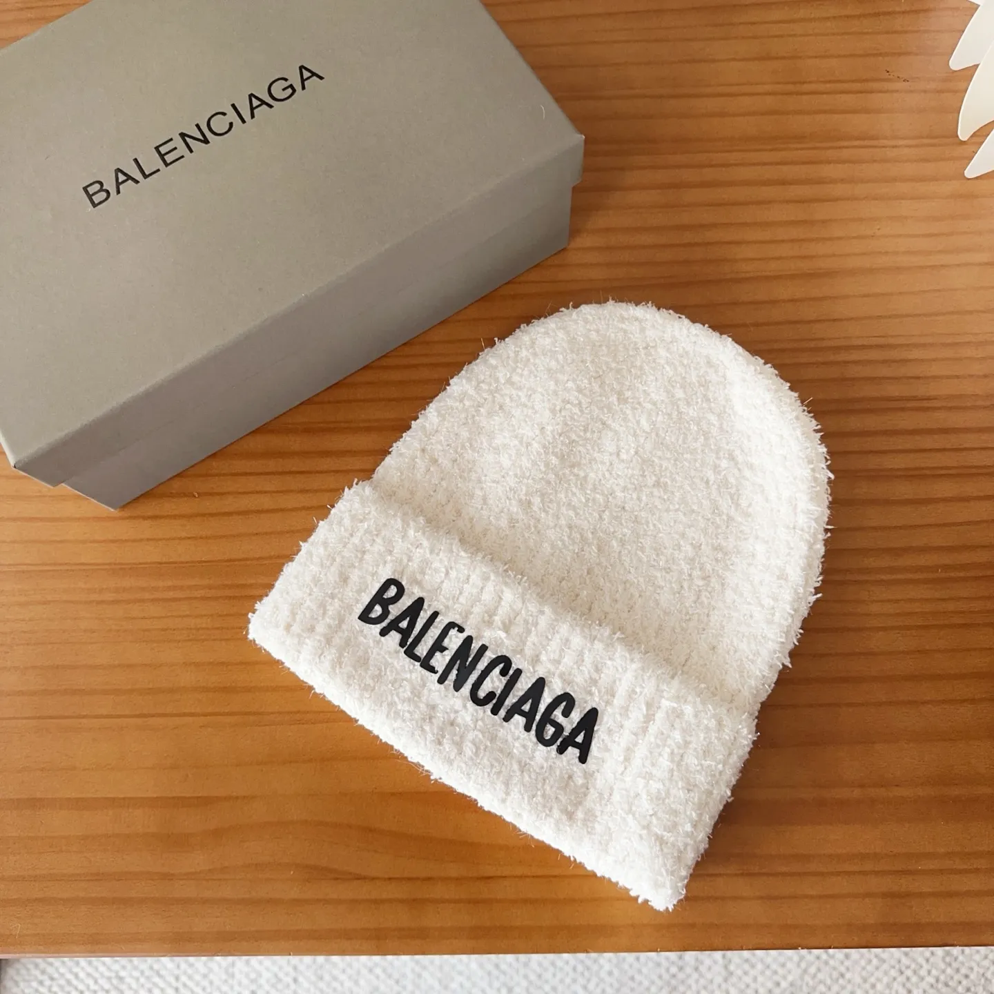 🉐️120 Balenciaga knitted cold hat brick cabinet new style! It became popular on Xiaohongshu as soon as it was put on the shelves~ First released on the whole network, matching color and version. The first batch of goods is sufficient, so hurry up and get it.