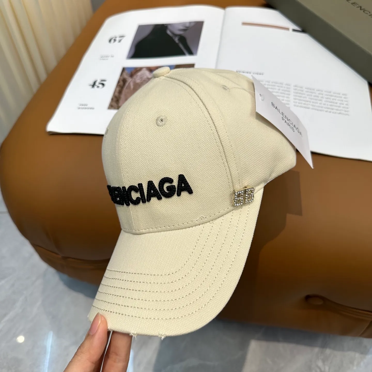 P60 Balencia*a Balenciaga's new baseball cap, ready for delivery in seconds 🧢Simple, fashionable, super invincible and beautiful hat! Couple style! The advantages of the original product compared to other hats,