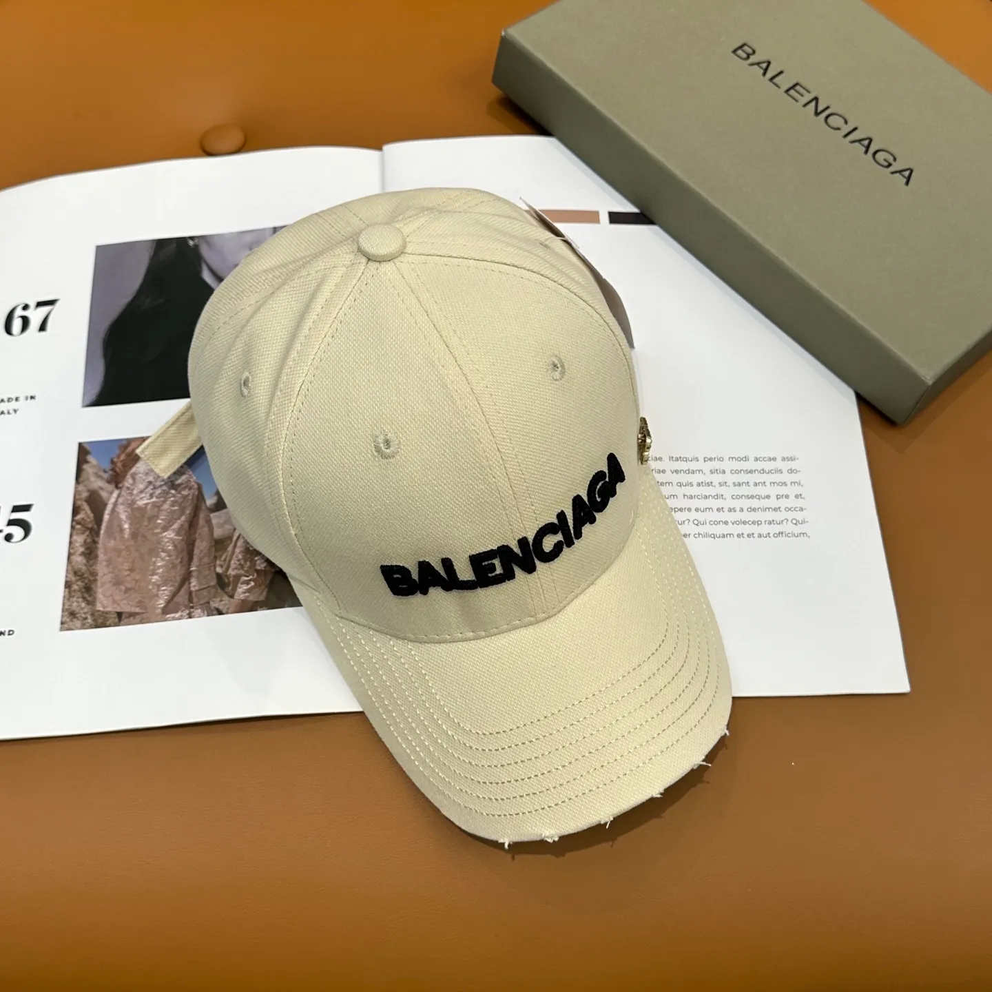 P60 Balencia*a Balenciaga's new baseball cap, ready for delivery in seconds 🧢Simple, fashionable, super invincible and beautiful hat! Couple style! The advantages of the original product compared to other hats,