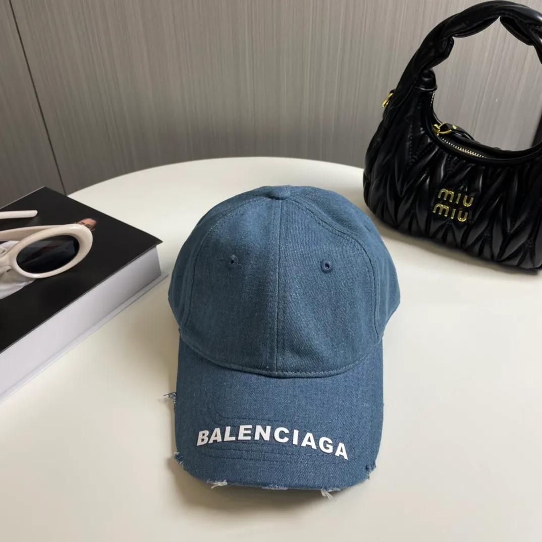 P60 Balenciaga's new washed distressed denim baseball cap. Newly launched washed denim series, casual and versatile wardrobe matching tool.