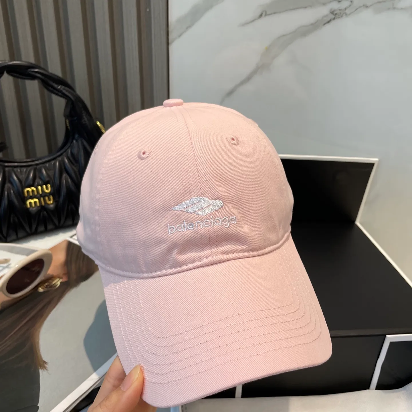 P60 BALENCIAGA Balenciaga's new embroidered logo baseball cap, cool colors, different styles for men and women, the first batch will be shipped first! A must-buy for Paris fans!