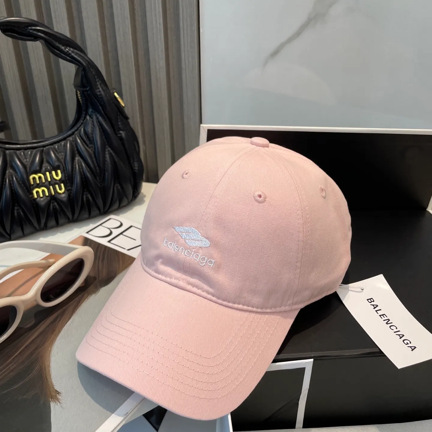 P60 BALENCIAGA Balenciaga's new embroidered logo baseball cap, cool colors, different styles for men and women, the first batch will be shipped first! A must-buy for Paris fans!