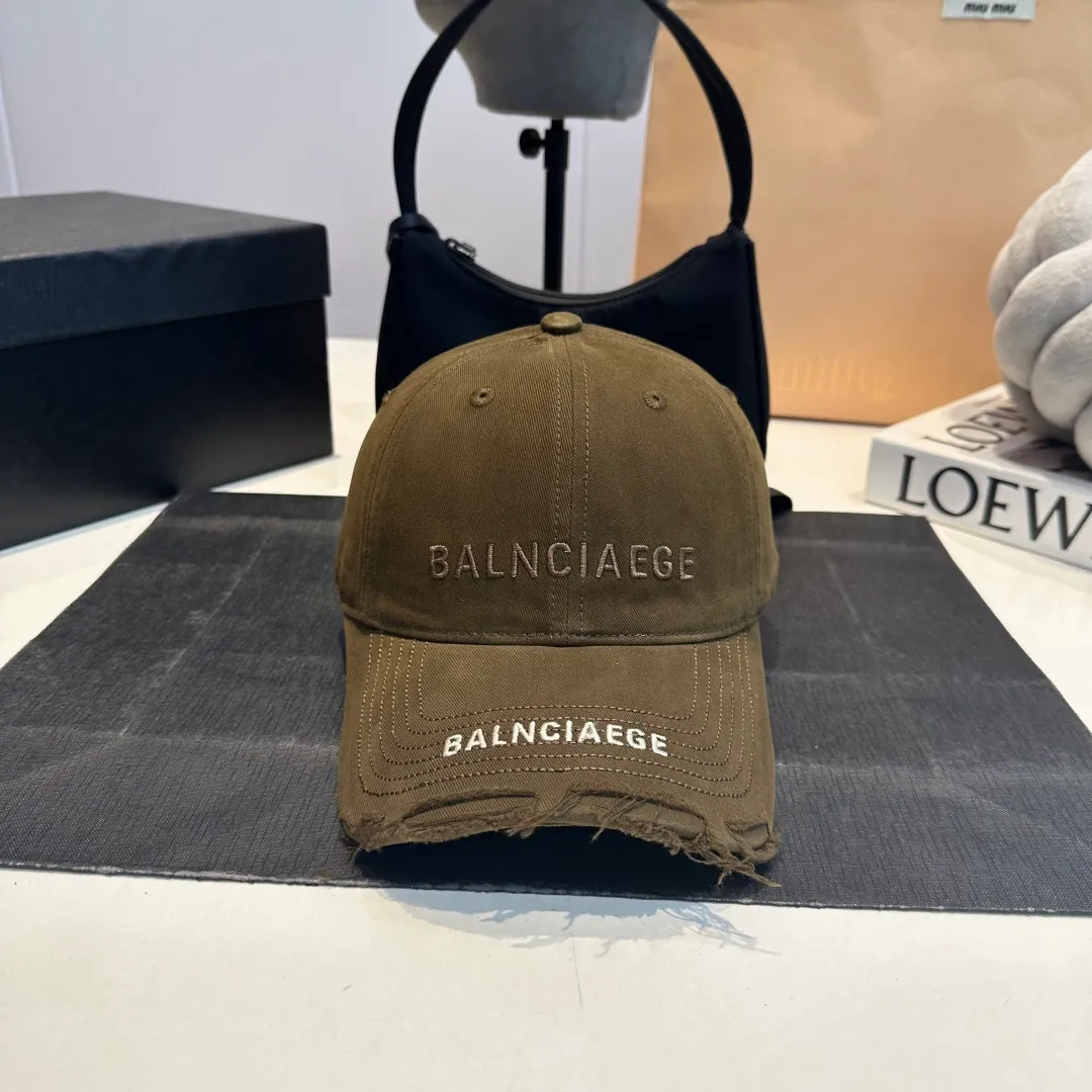 P60 Balenciaga BALENGIAGA hole baseball cap