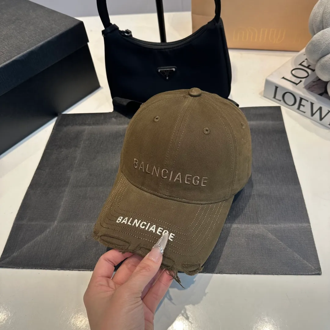 P60 Balenciaga BALENGIAGA hole baseball cap