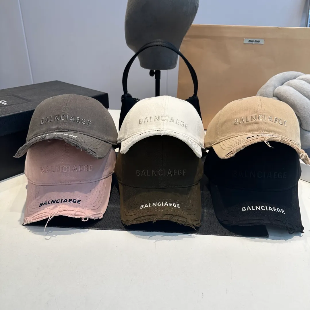 P60 Balenciaga BALENGIAGA hole baseball cap