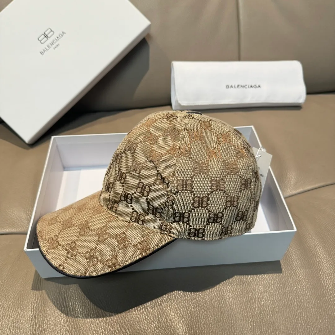 p90, Balenciaga's new original baseball cap, 1:1 mold opening and customization at the counter, original canvas fabric + first layer of cowhide, pure cotton lining, light and breathable, simple and elegant! Basic head circumference is 56cm, the patch is adjustable, suitable for both men and women, a must-have for all seasons!