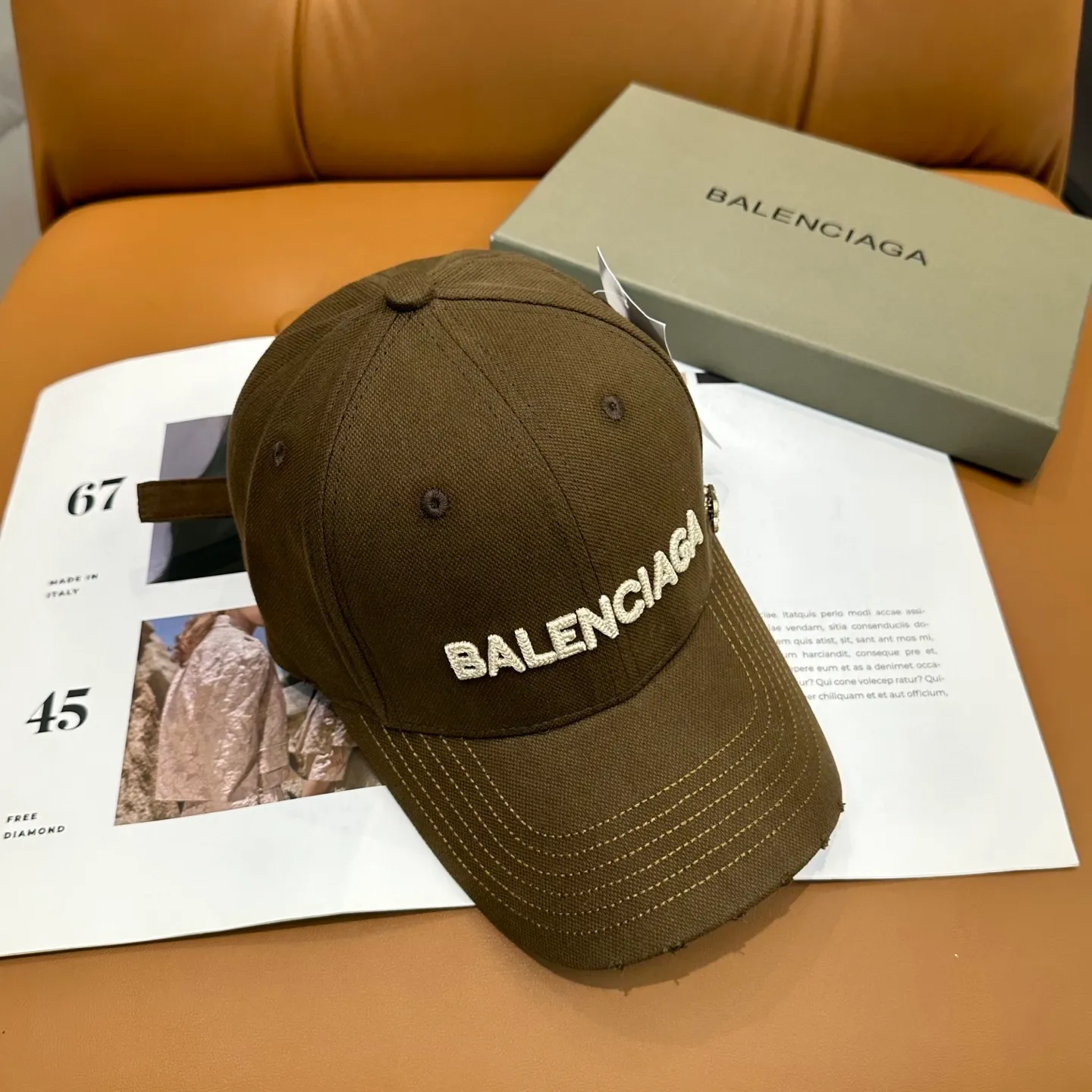 P60 Balencia*a Balenciaga's new baseball cap, ready for delivery in seconds 🧢Simple, fashionable, super invincible and beautiful hat! Couple style! The advantages of the original product compared to other hats,