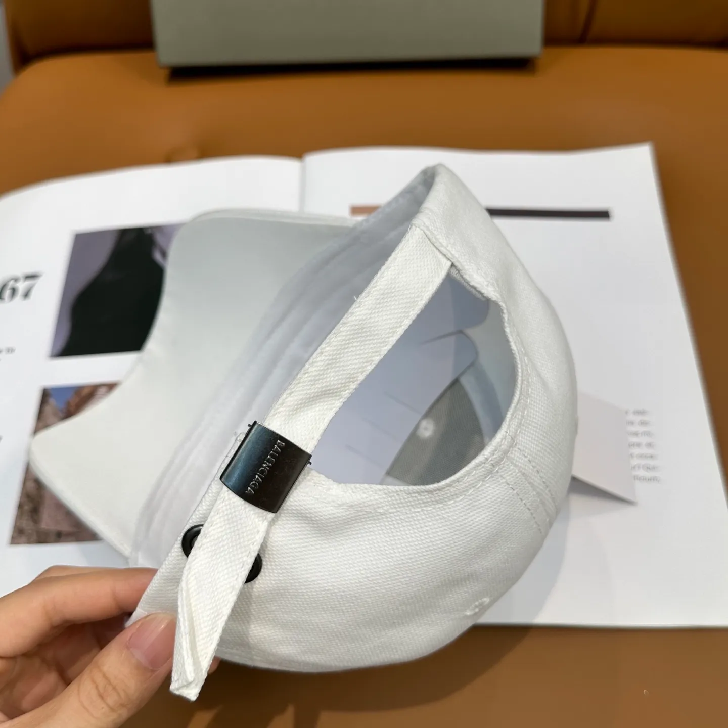 P60 Balencia*a Balenciaga's new baseball cap, ready for delivery in seconds 🧢Simple, fashionable, super invincible and beautiful hat! Couple style! The advantages of the original product compared to other hats,
