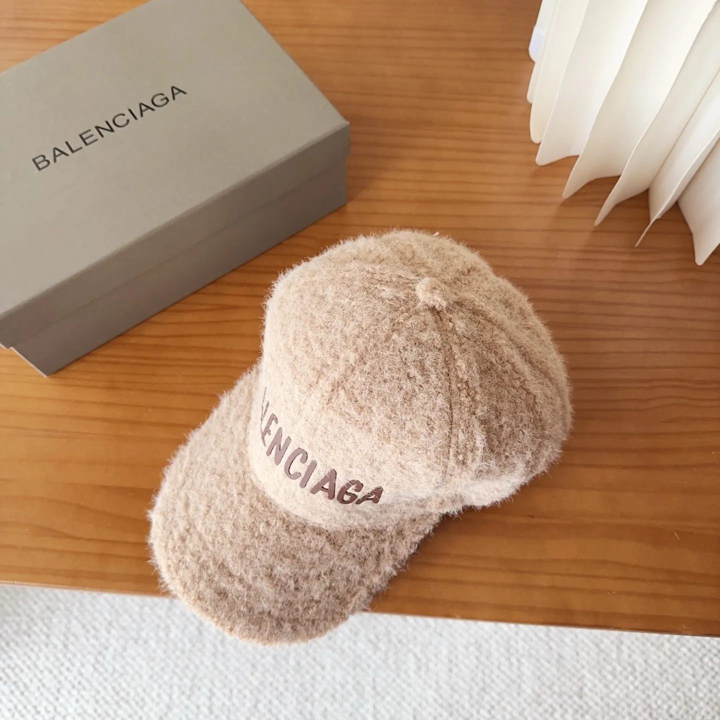 🉐️110 Balenciaga* baseball cap, classic trendy and cool style, so nice👍😍 It’s so good-looking that you don’t need it 😉 Huge-proof ❗️Versatile, ❗️Big enough to show off your face 😉
