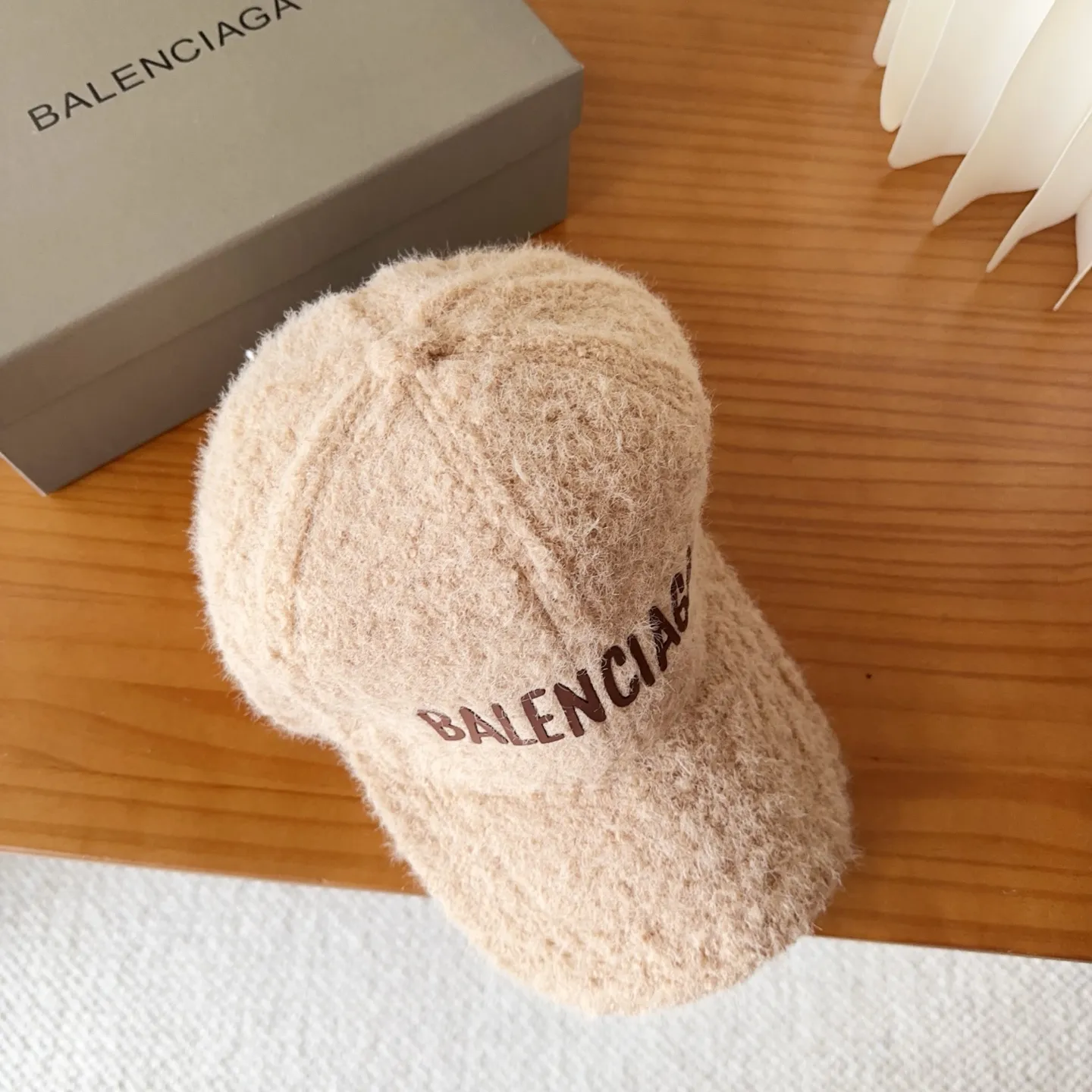🉐️110 Balenciaga* baseball cap, classic trendy and cool style, so nice👍😍 It’s so good-looking that you don’t need it 😉 Huge-proof ❗️Versatile, ❗️Big enough to show off your face 😉