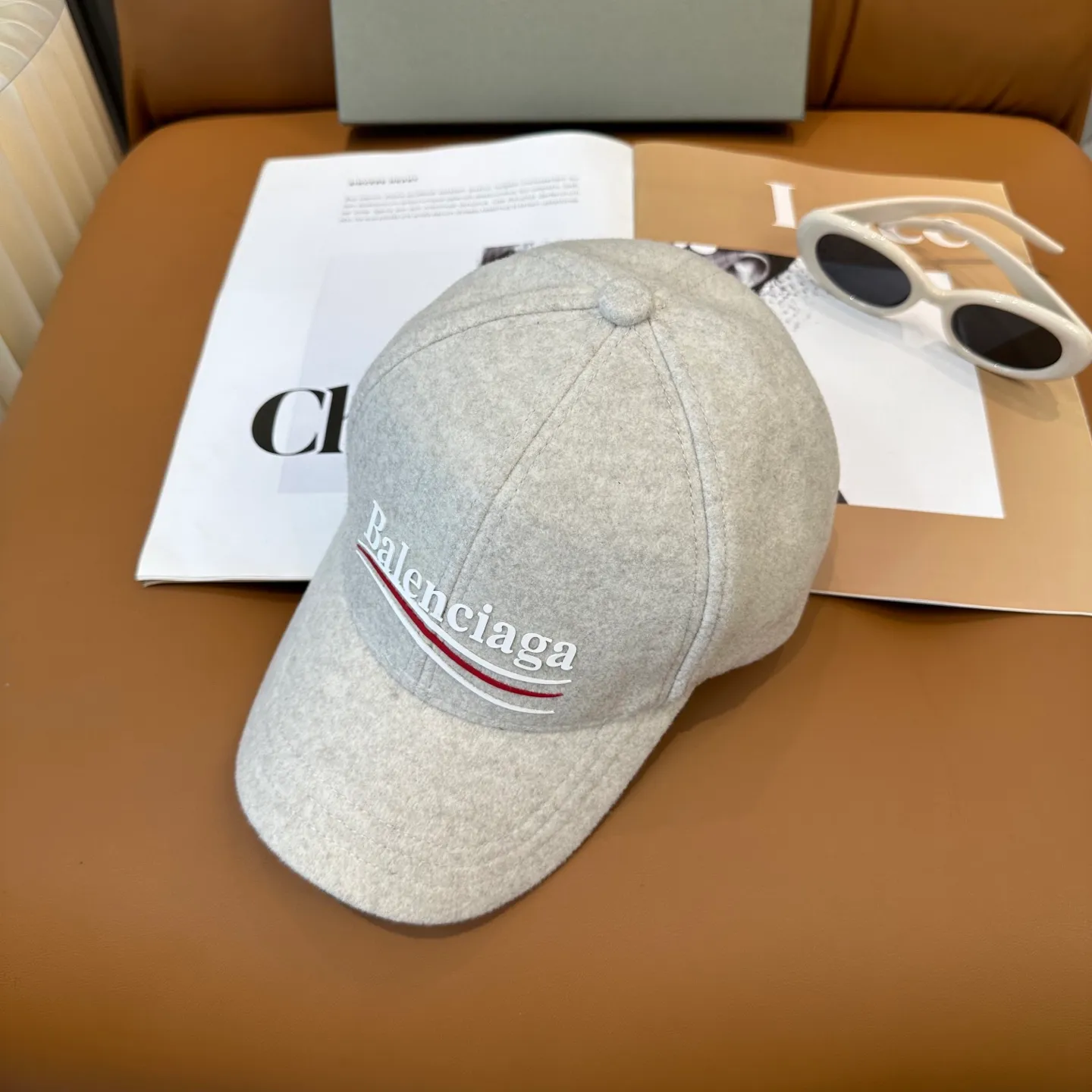 P66 Balenciaga's new autumn and winter woolen baseball cap💋💋 The baseball cap that is most commonly worn daily. The gray color often matches the look👀 It is very good for daily commuting or city boy sweeping the streets.