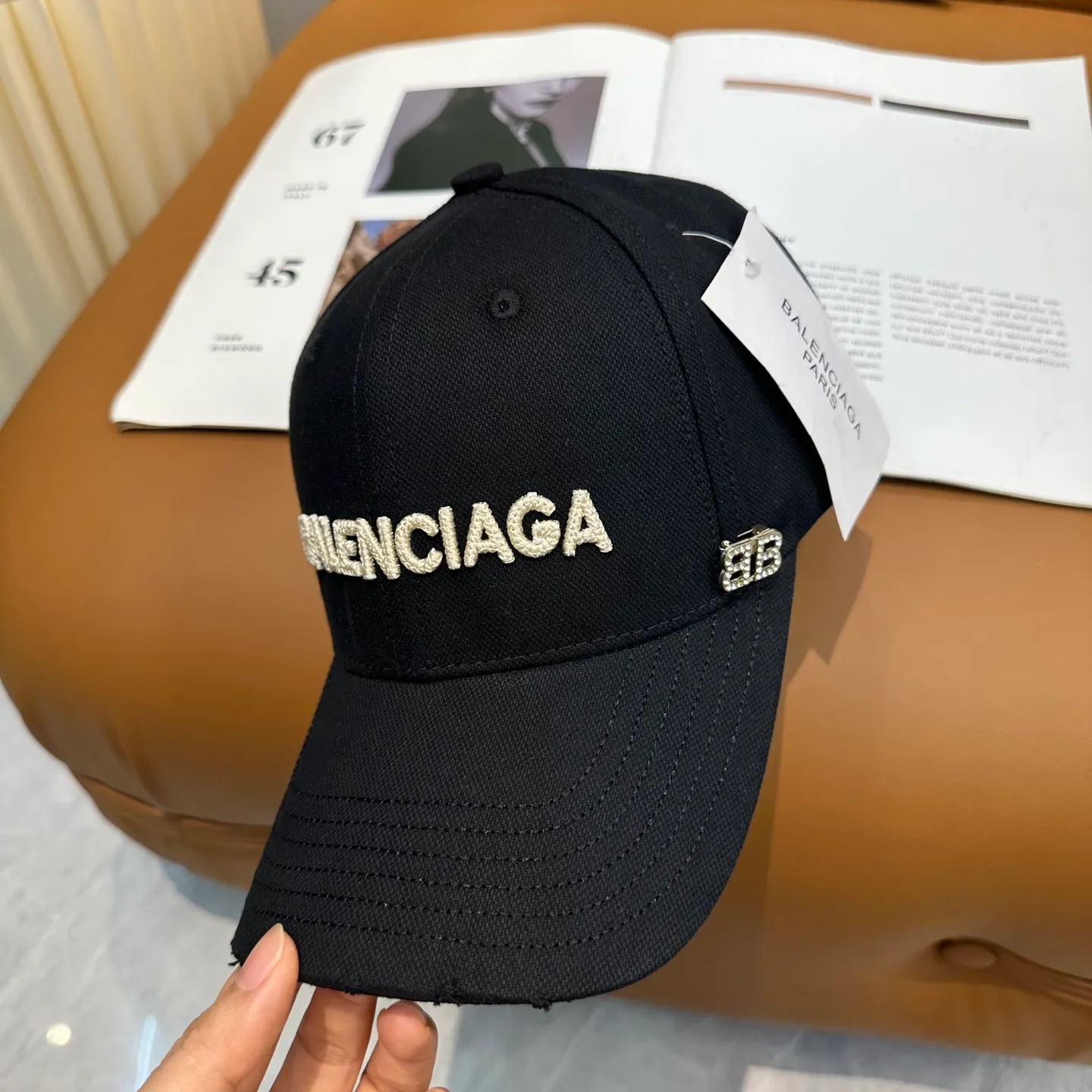 P60 Balencia*a Balenciaga's new baseball cap, ready for delivery in seconds 🧢Simple, fashionable, super invincible and beautiful hat! Couple style! The advantages of the original product compared to other hats,