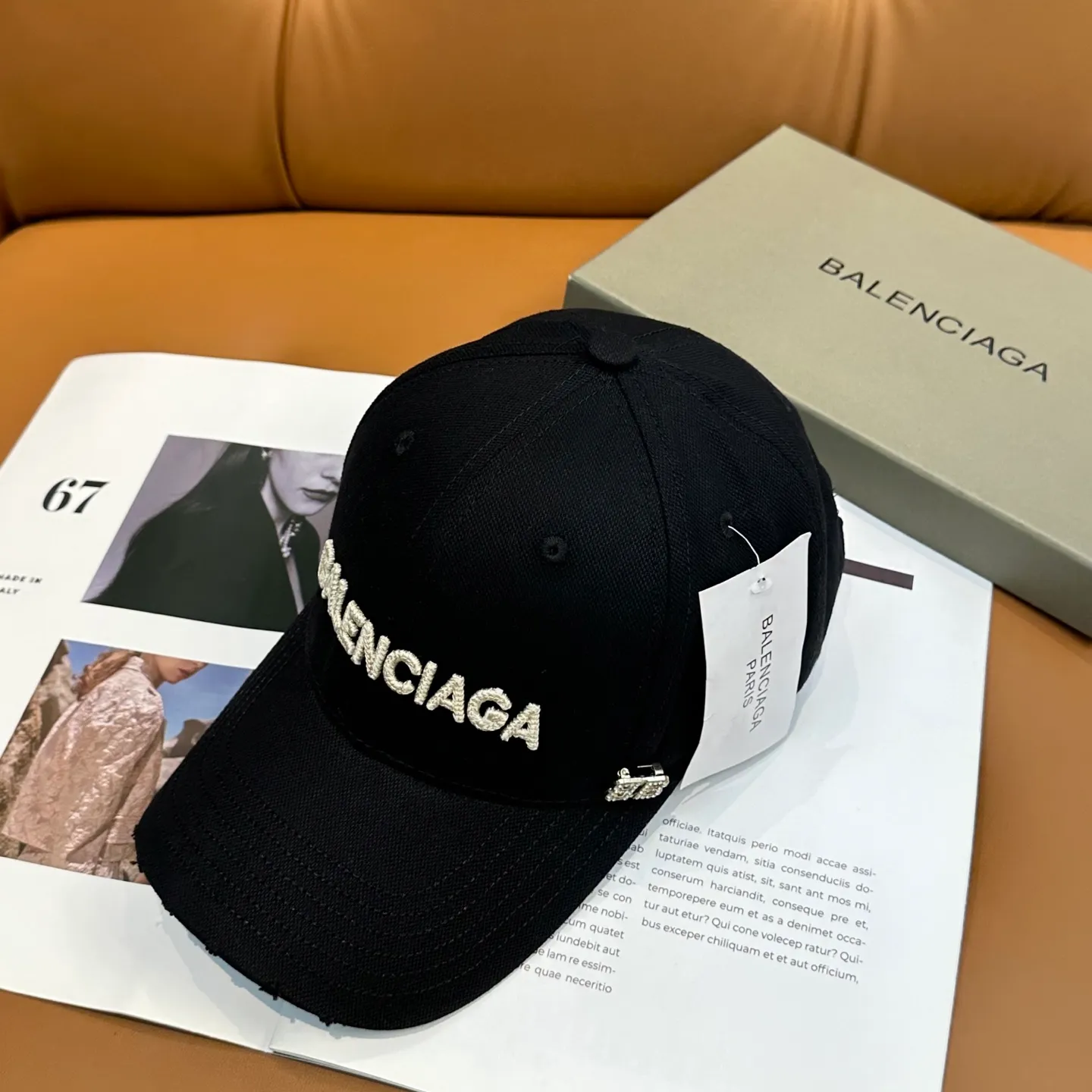 P60 Balencia*a Balenciaga's new baseball cap, ready for delivery in seconds 🧢Simple, fashionable, super invincible and beautiful hat! Couple style! The advantages of the original product compared to other hats,