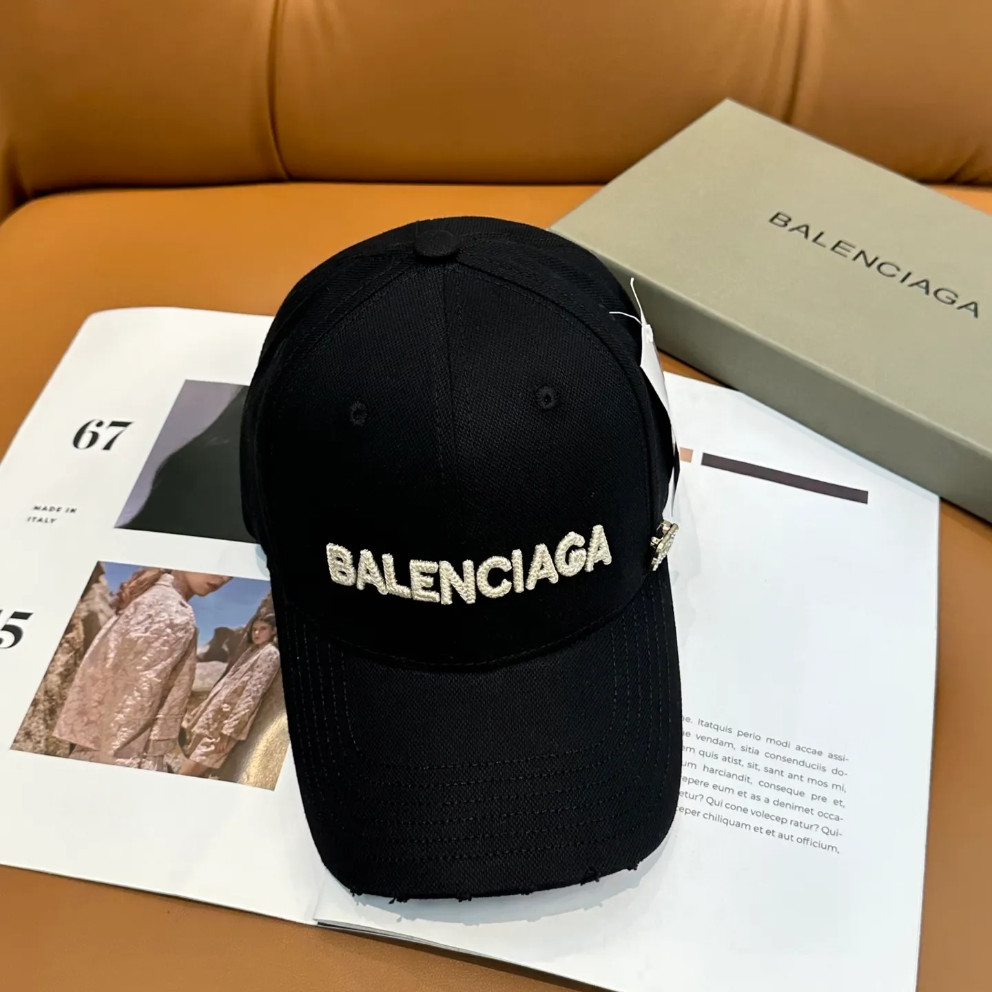 P60 Balencia*a Balenciaga's new baseball cap, ready for delivery in seconds 🧢Simple, fashionable, super invincible and beautiful hat! Couple style! The advantages of the original product compared to other hats,