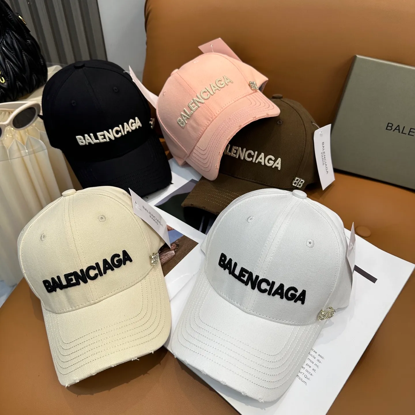 P60 Balencia*a Balenciaga's new baseball cap, ready for delivery in seconds 🧢Simple, fashionable, super invincible and beautiful hat! Couple style! The advantages of the original product compared to other hats,
