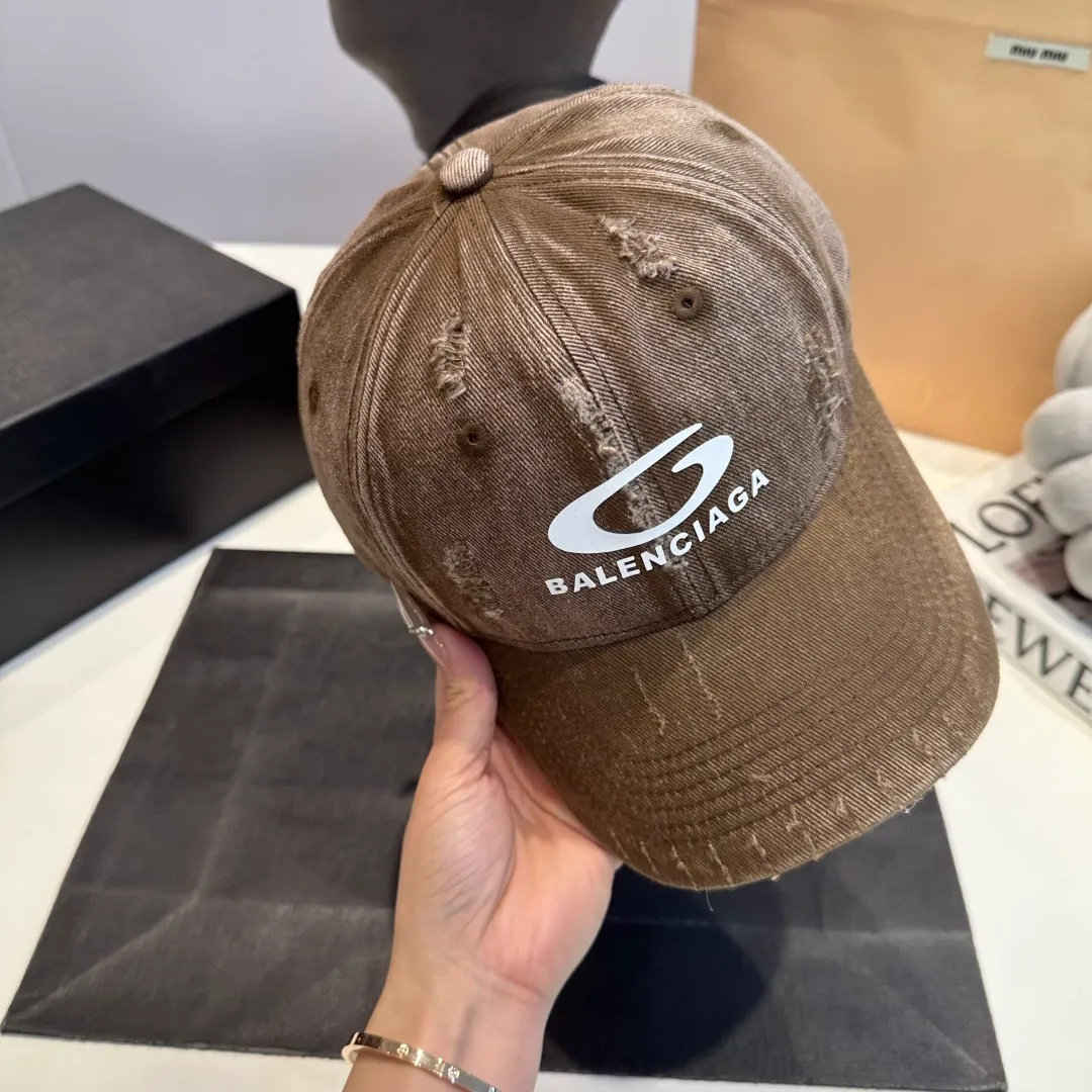 P56 New Balencia*a Balenciaga new baseball cap, ready for delivery in seconds🧢Simple, fashionable, super invincible and beautiful hat! Couple style!
