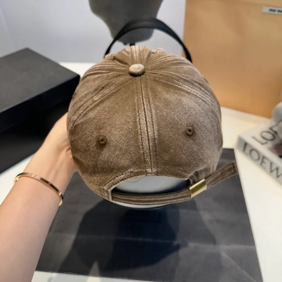 P56 New Balencia*a Balenciaga new baseball cap, ready for delivery in seconds🧢Simple, fashionable, super invincible and beautiful hat! Couple style!