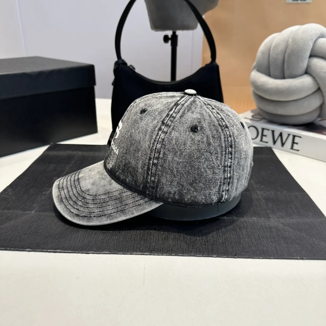 P60 BALENCIAGA 🆕Spring style new personalized baseball cap, high quality and excellent breathability, suitable for all seasons, high-value fashion item! Same style for men and women