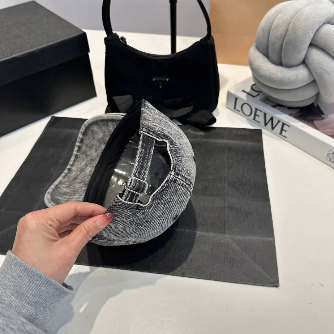 P60 BALENCIAGA 🆕Spring style new personalized baseball cap, high quality and excellent breathability, suitable for all seasons, high-value fashion item! Same style for men and women