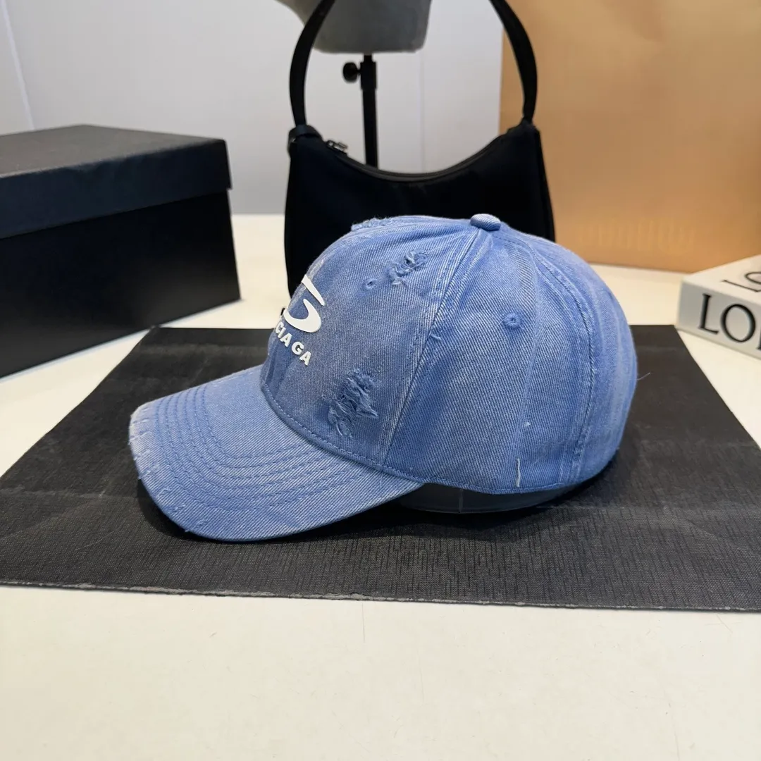 P56 New Balencia*a Balenciaga new baseball cap, ready for delivery in seconds🧢Simple, fashionable, super invincible and beautiful hat! Couple style!