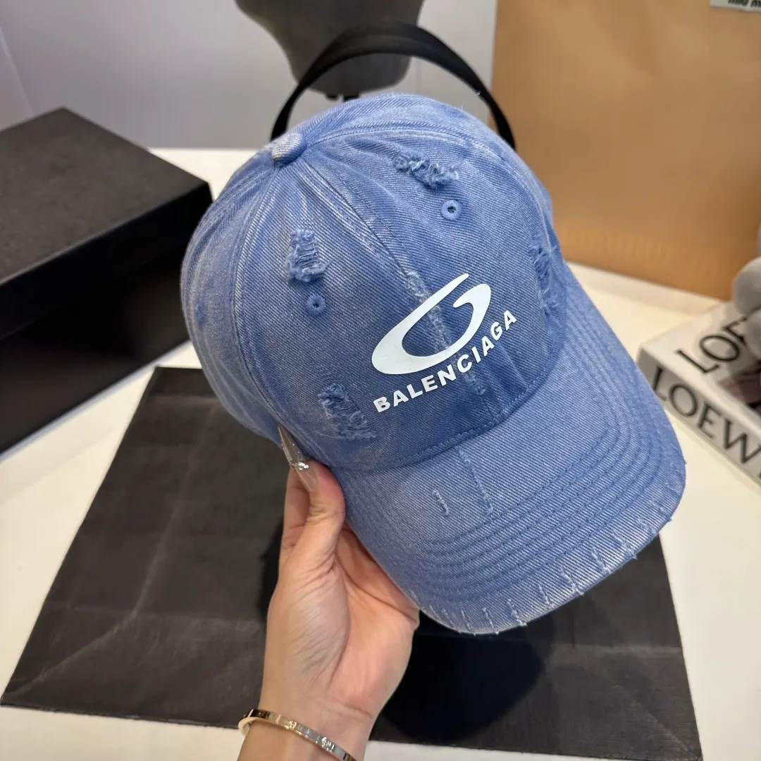 P56 New Balencia*a Balenciaga new baseball cap, ready for delivery in seconds🧢Simple, fashionable, super invincible and beautiful hat! Couple style!