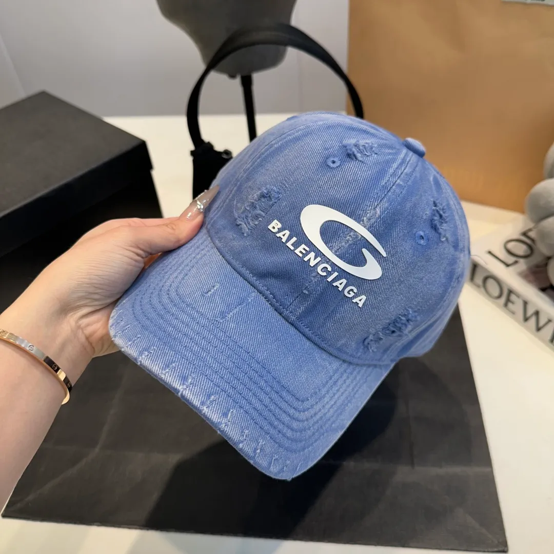 P56 New Balencia*a Balenciaga new baseball cap, ready for delivery in seconds🧢Simple, fashionable, super invincible and beautiful hat! Couple style!