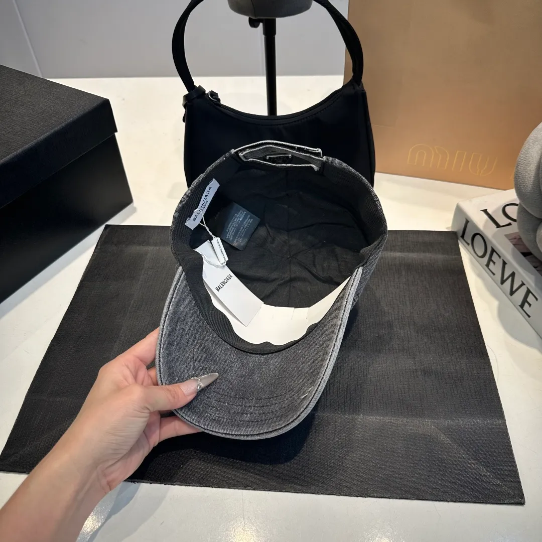 P70 BALENCIAGA new embroidered logo baseball cap, cool colors, different styles for men and women, the first batch will be shipped first! A must-buy for Paris fans!