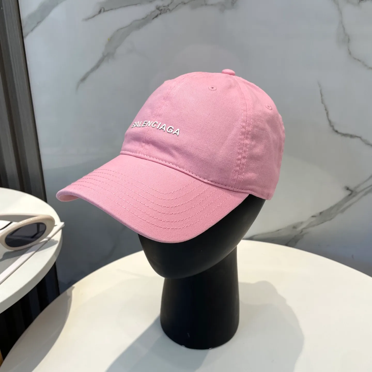 P50 Balenciaga Baseball Cap My family is already very proficient in Balenciaga’s craftsmanship. It’s a must-have. BALENCIAGA Balenciaga’s new washed pure cotton baseball cap. Heavy craftsmanship, double B letter logo, novel and fashionable trendy style. Exclusive physical shot of the same style for men and women. Unisex, adjustable