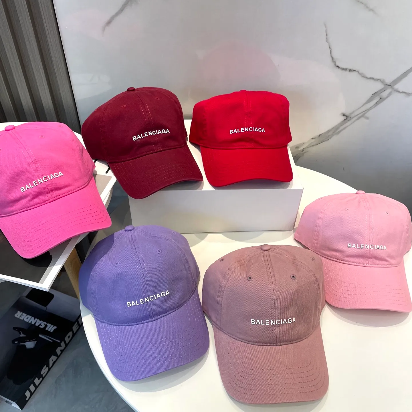 P50 Balenciaga Baseball Cap My family is already very proficient in Balenciaga’s craftsmanship. It’s a must-have. BALENCIAGA Balenciaga’s new washed pure cotton baseball cap. Heavy craftsmanship, double B letter logo, novel and fashionable trendy style. Exclusive physical shot of the same style for men and women. Unisex, adjustable