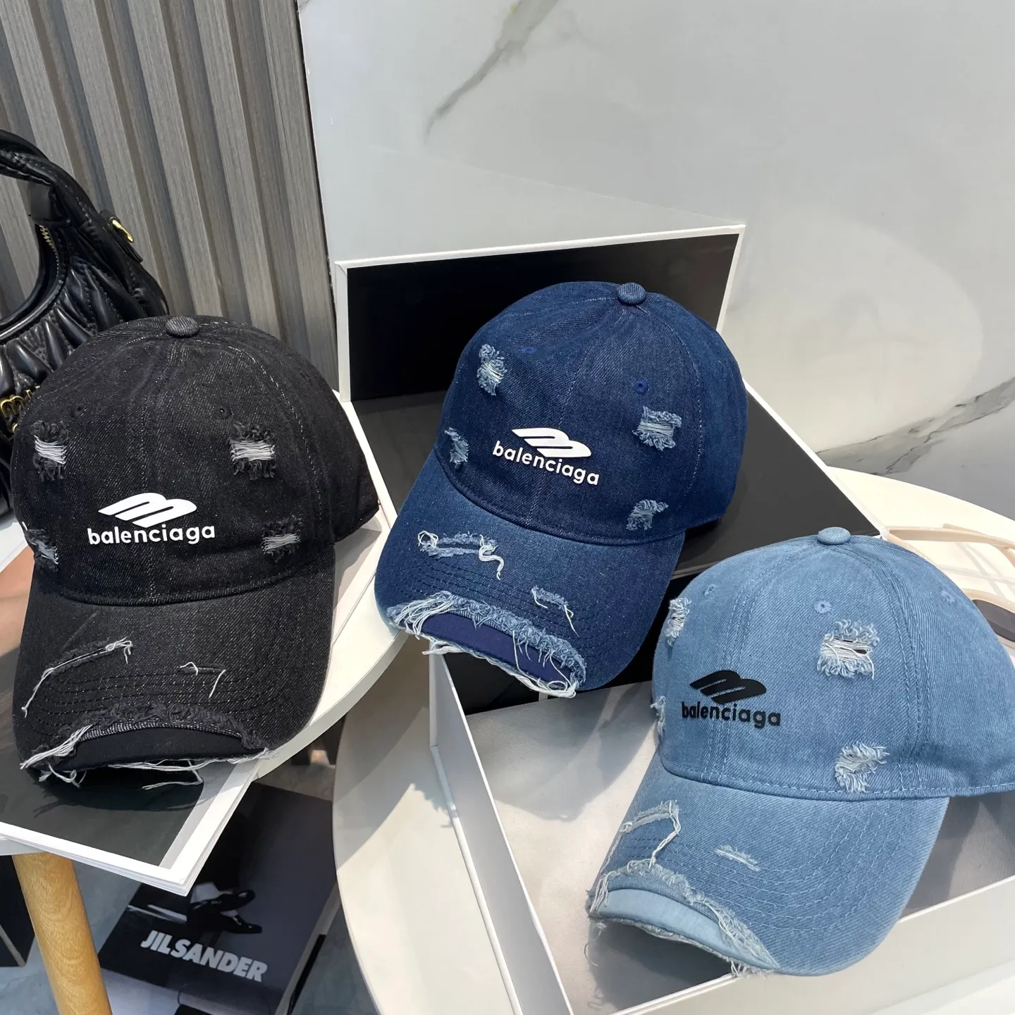 P66 Balenciaga (Balenciaga) new washed distressed ripped denim baseball cap Newly launched washed denim series, casual and versatile wardrobe matching artifact