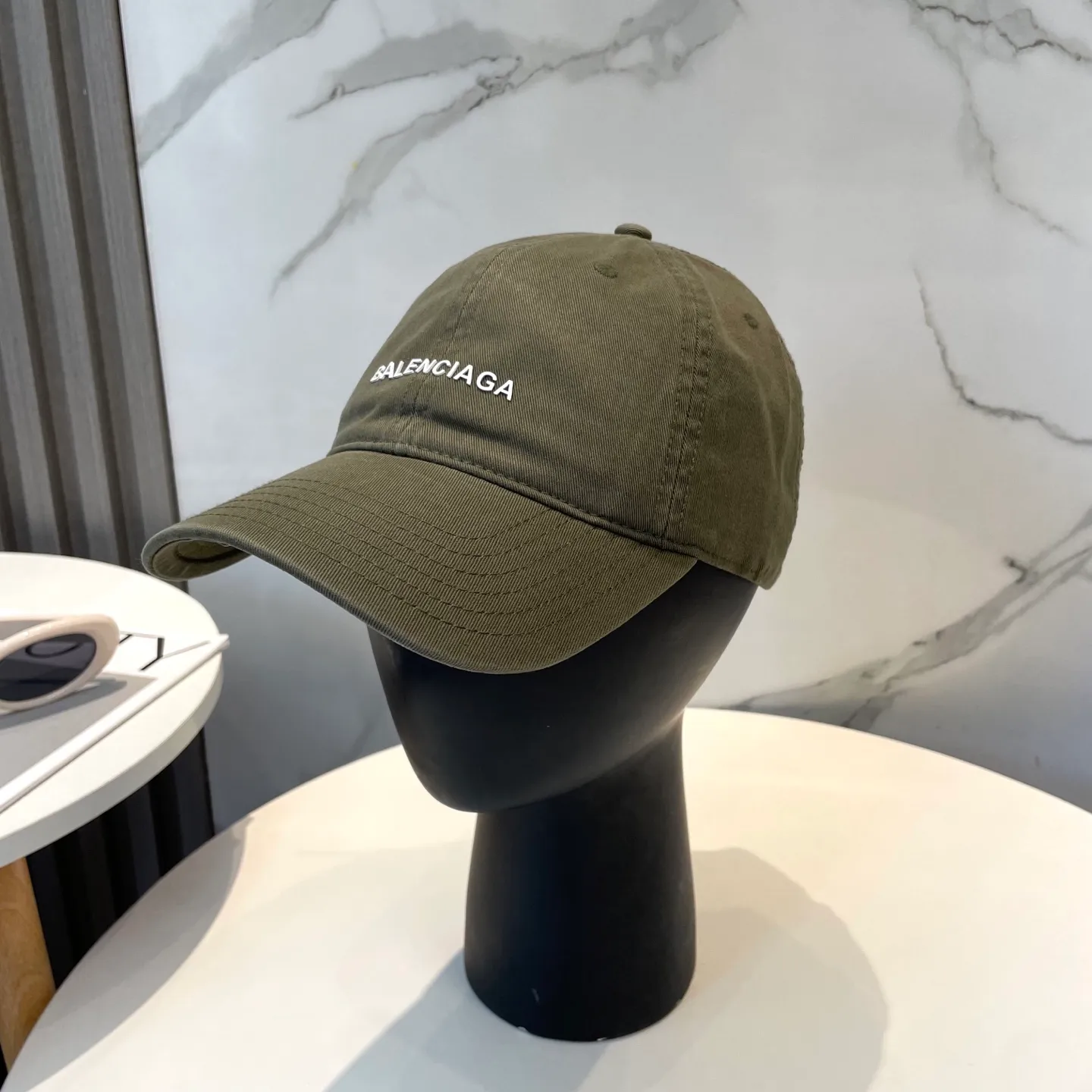 P50 Balenciaga Baseball Cap My family is already very proficient in Balenciaga’s craftsmanship. It’s a must-have. BALENCIAGA Balenciaga’s new washed pure cotton baseball cap. Heavy craftsmanship, double B letter logo, novel and fashionable trendy style. Exclusive physical shot of the same style for men and women. Unisex, adjustable