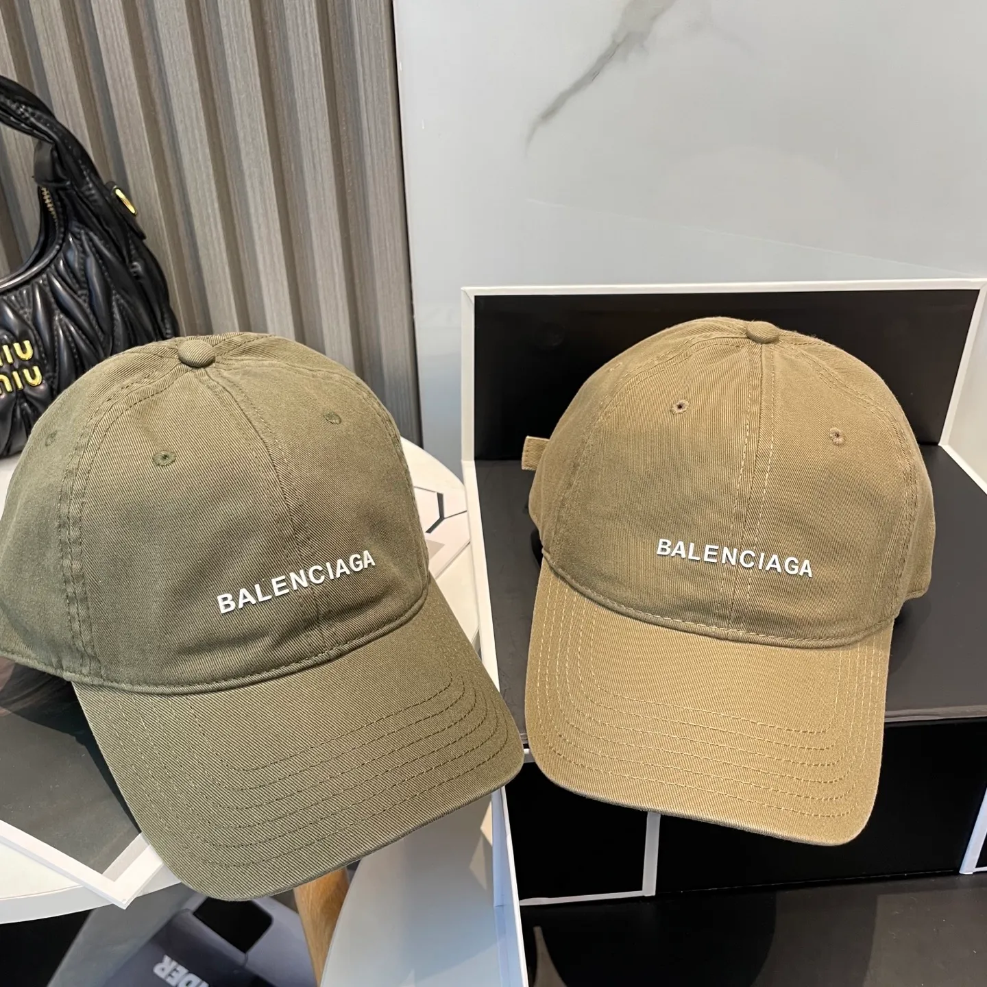 P50 Balenciaga Baseball Cap My family is already very proficient in Balenciaga’s craftsmanship. It’s a must-have. BALENCIAGA Balenciaga’s new washed pure cotton baseball cap. Heavy craftsmanship, double B letter logo, novel and fashionable trendy style. Exclusive physical shot of the same style for men and women. Unisex, adjustable