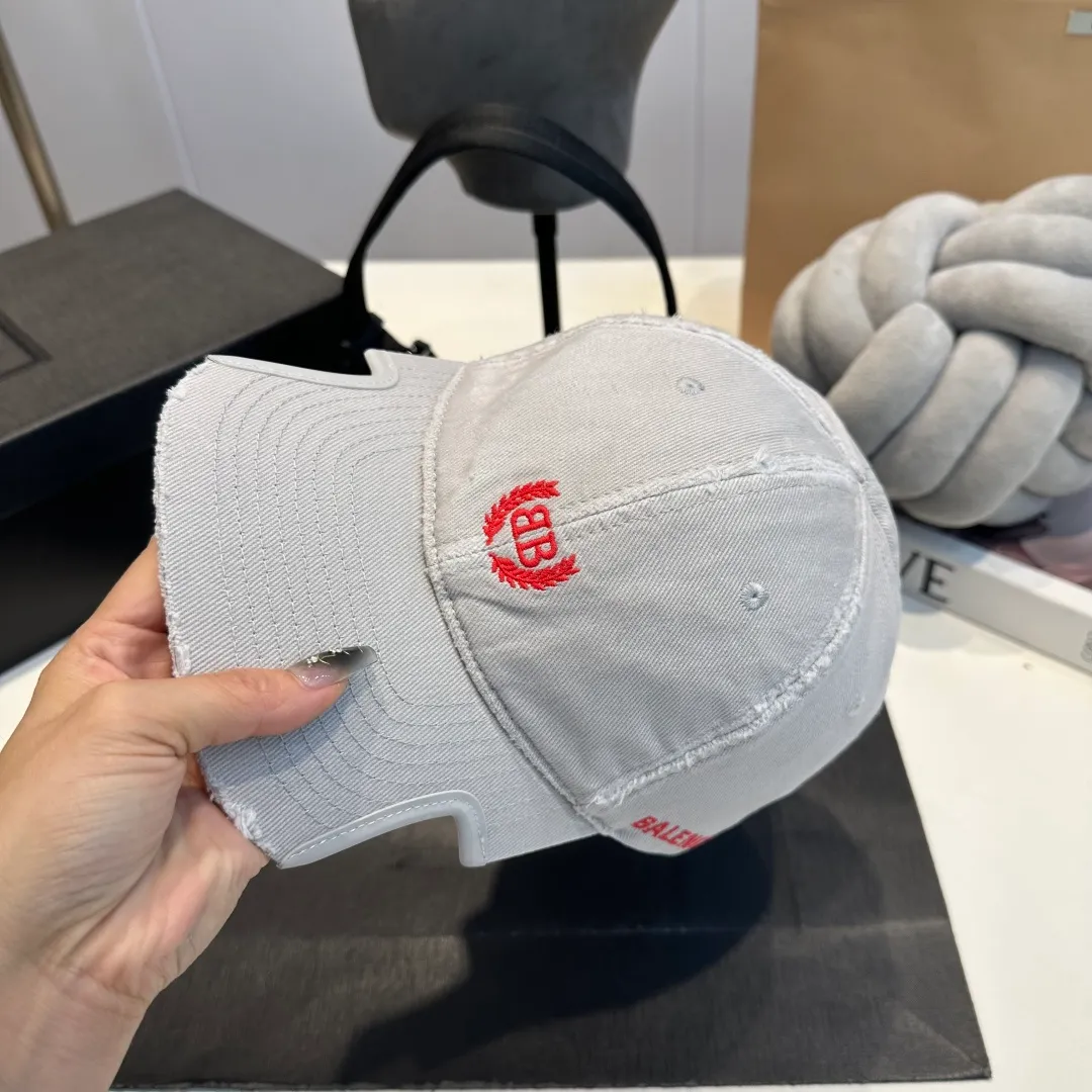p70 Balencia*a Balenciaga’s new baseball cap 🧢Simple, fashionable and super beautiful hat!