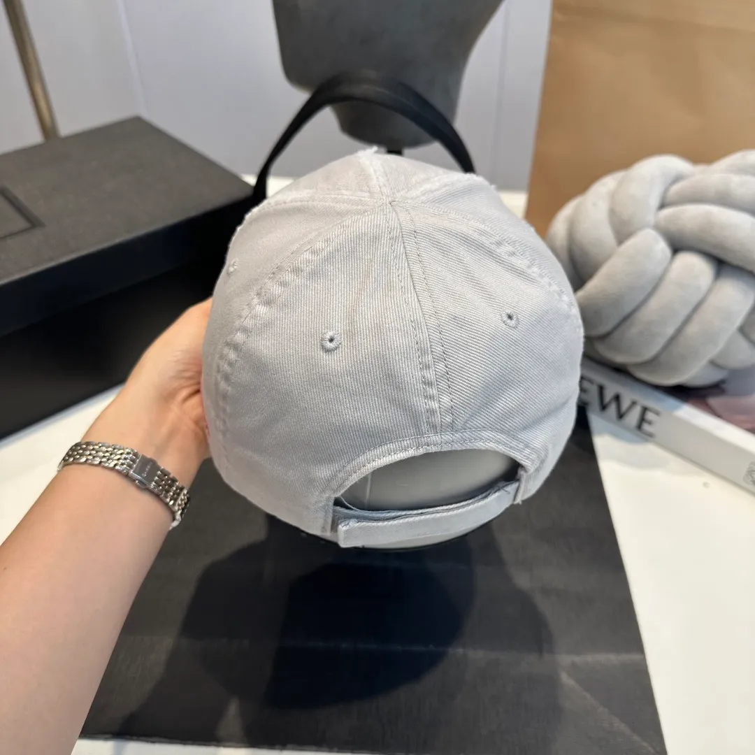p70 Balencia*a Balenciaga’s new baseball cap 🧢Simple, fashionable and super beautiful hat!