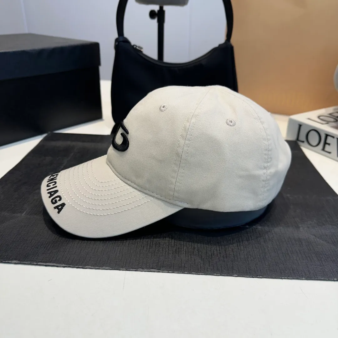 P50 Balenciaga's new baseball cap comes in two classic color options: dark gray and black. Made of high-quality fabrics, the texture is of premium quality, and the distressed craftsmanship gives the hat a unique retro charm. The hat body has an exquisite brand logo, highlighting the brand's charm and the wearer's fashion taste. The simple and versatile style can be easily matched with casual or trendy clothes to create a personalized look for you. It is a high-quality accessory that fashion lovers should not miss.
