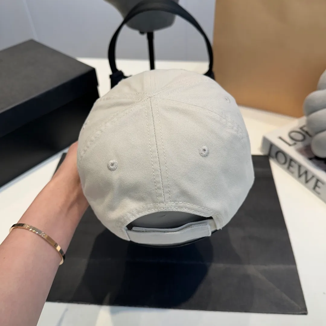 P50 Balenciaga's new baseball cap comes in two classic color options: dark gray and black. Made of high-quality fabrics, the texture is of premium quality, and the distressed craftsmanship gives the hat a unique retro charm. The hat body has an exquisite brand logo, highlighting the brand's charm and the wearer's fashion taste. The simple and versatile style can be easily matched with casual or trendy clothes to create a personalized look for you. It is a high-quality accessory that fashion lovers should not miss.