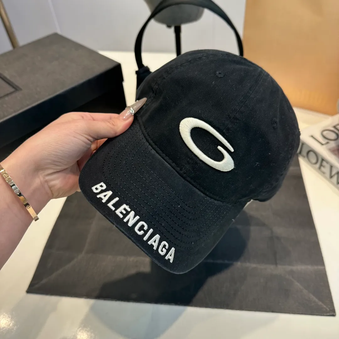 P50 Balenciaga's new baseball cap comes in two classic color options: dark gray and black. Made of high-quality fabrics, the texture is of premium quality, and the distressed craftsmanship gives the hat a unique retro charm. The hat body has an exquisite brand logo, highlighting the brand's charm and the wearer's fashion taste. The simple and versatile style can be easily matched with casual or trendy clothes to create a personalized look for you. It is a high-quality accessory that fashion lovers should not miss.