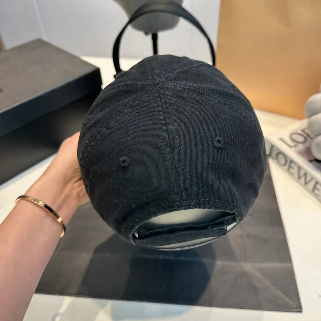 P50 Balenciaga's new baseball cap comes in two classic color options: dark gray and black. Made of high-quality fabrics, the texture is of premium quality, and the distressed craftsmanship gives the hat a unique retro charm. The hat body has an exquisite brand logo, highlighting the brand's charm and the wearer's fashion taste. The simple and versatile style can be easily matched with casual or trendy clothes to create a personalized look for you. It is a high-quality accessory that fashion lovers should not miss.