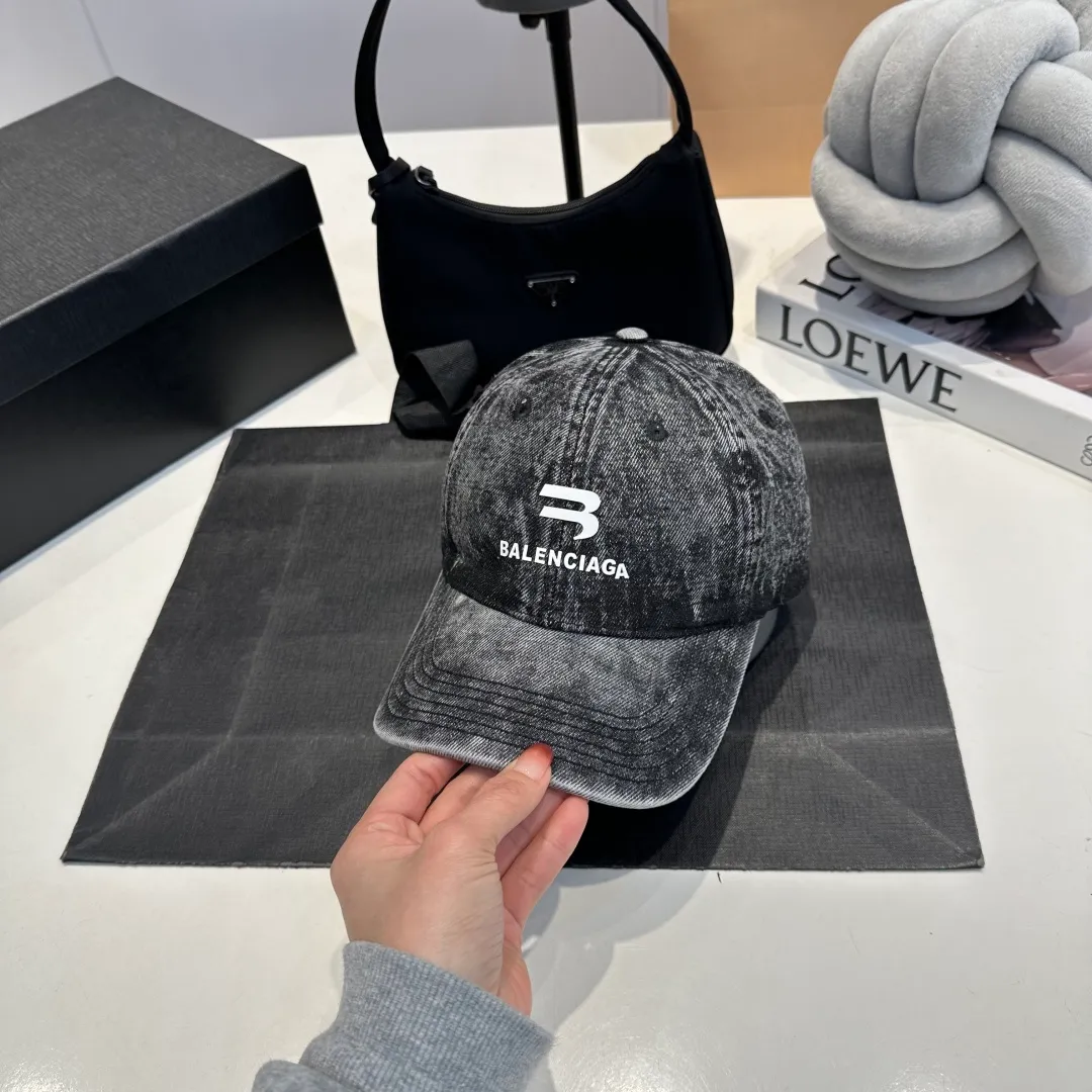 P60 BALENCIAGA 🆕Spring style new personalized baseball cap, high quality and excellent breathability, suitable for all seasons, high-value fashion item! Same style for men and women